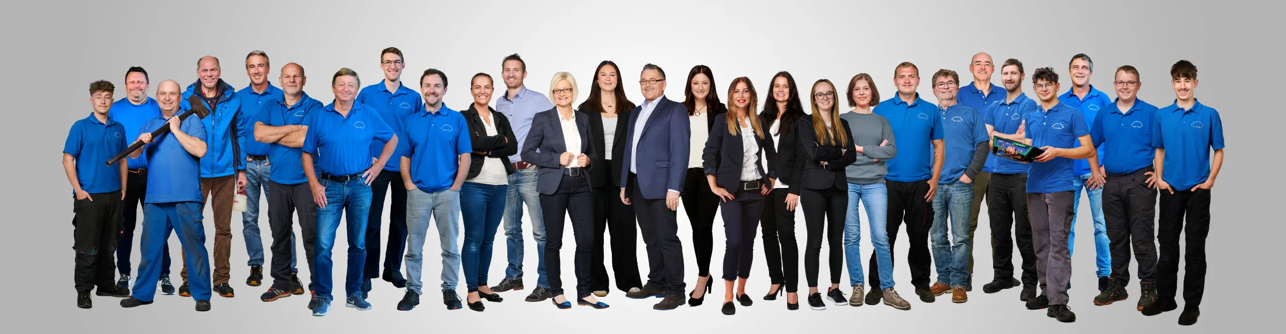 Gruppenbild aller Mitarbeitenden des Unternehmens Nutzfahrzeuge Rudi Dietl